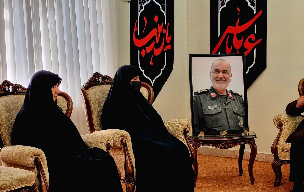 دیدار جمعی از مدیران رسانهای کشور با خانواده سردار سلامی + تصاویر