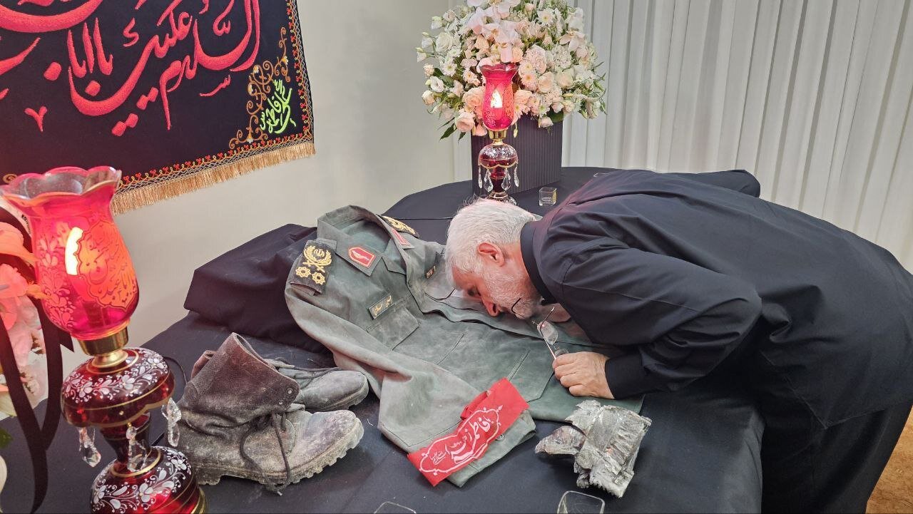 بوسه سعید جلیلی بر لباس نظامی شهید سردار سلامی+ تصاویر