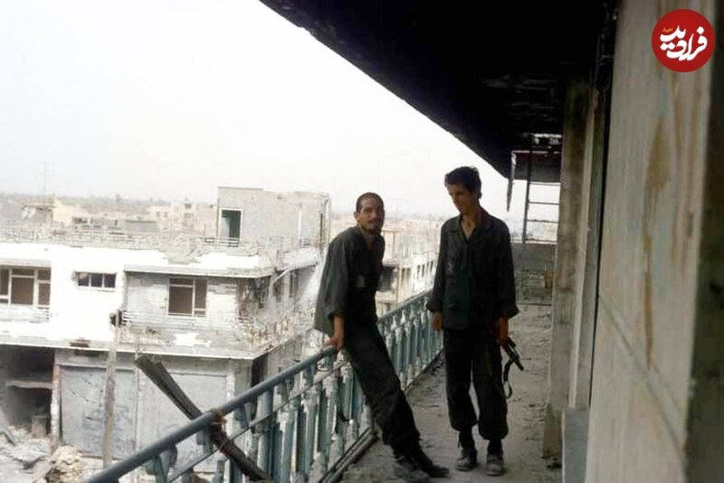 عکس/ سردار صفوی در کنار حسن باقری در میان ویرانههای خرمشهر؛ دهه ۶۰