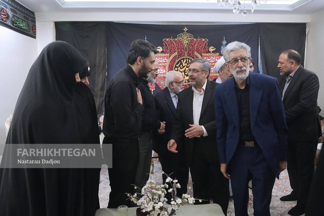 تصاویر دیدار حداد عادل به نمایندگی از رهبر انقلاب با خانواده یک شهید هستهای