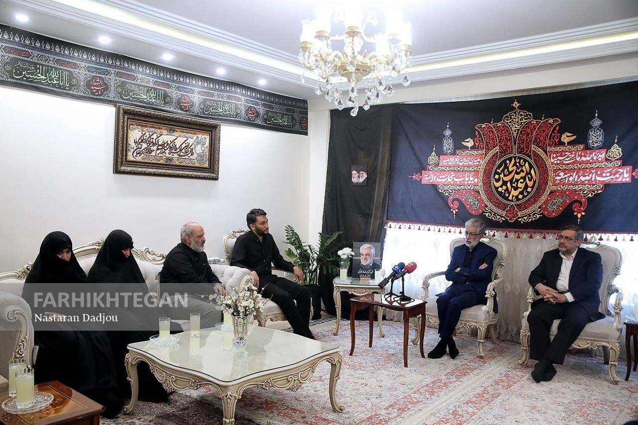 تصاویر دیدار حداد عادل به نمایندگی از رهبر انقلاب با خانواده یک شهید هستهای