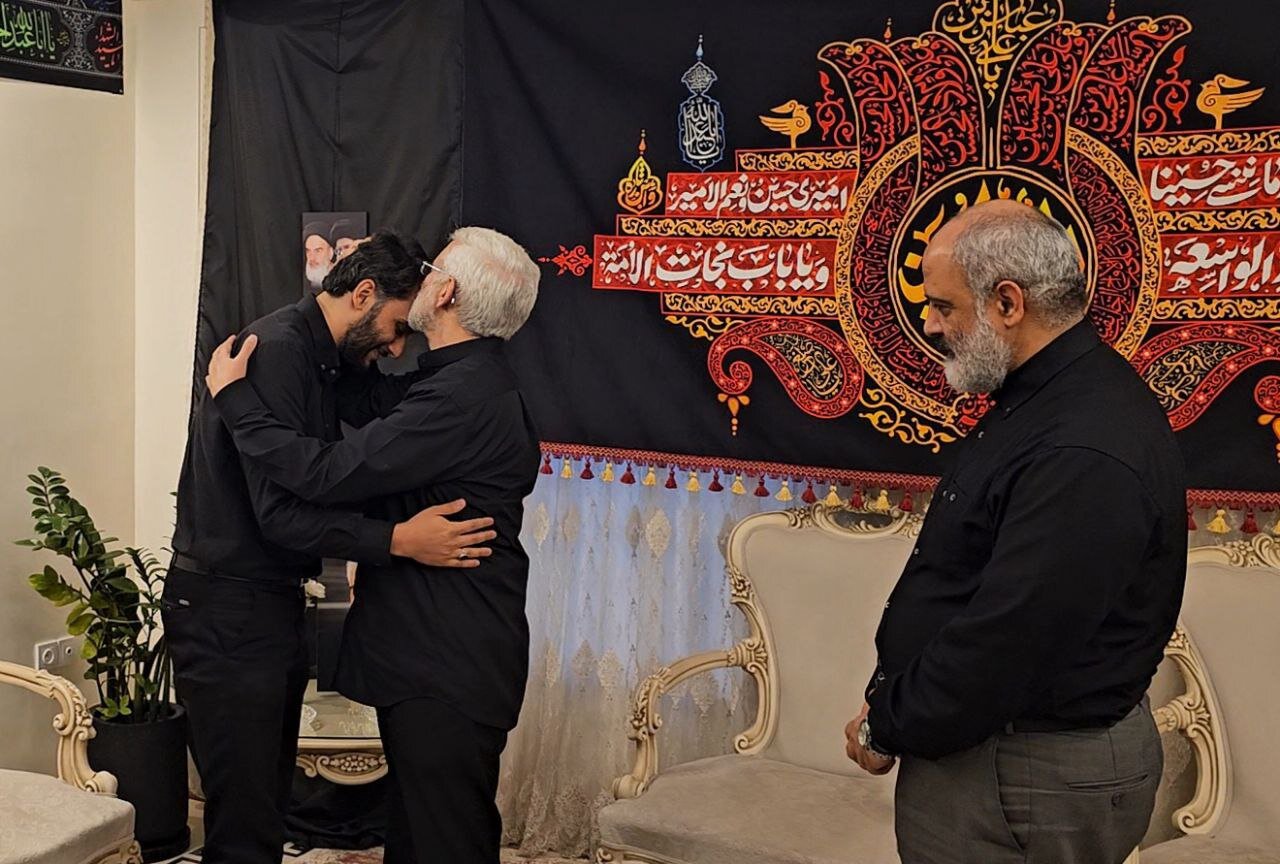 جلیلی به منزل شهید طهرانچی رفت + تصاویر