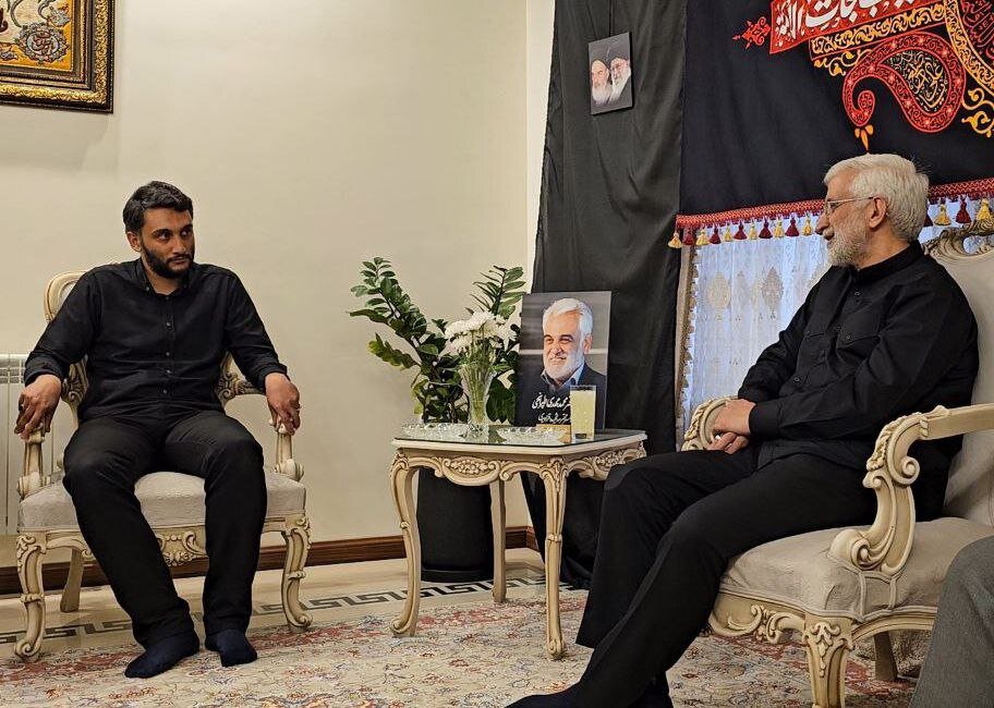 جلیلی به منزل شهید طهرانچی رفت + تصاویر