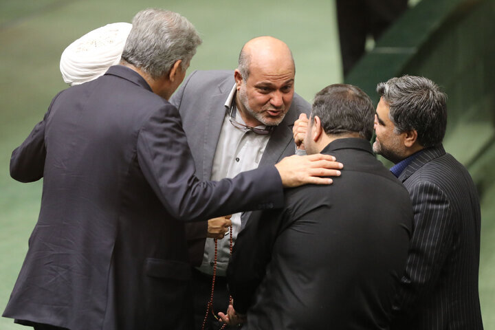 عکس دسته جمعی در مجلس/ سلام نظامی آقای نماینده