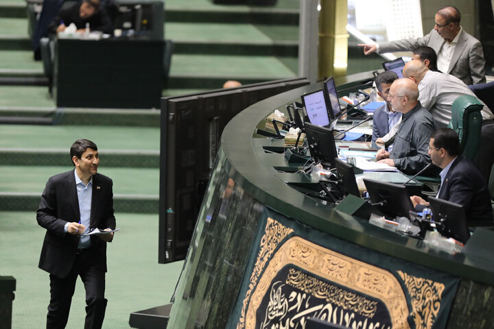 عکس دسته جمعی در مجلس/ سلام نظامی آقای نماینده