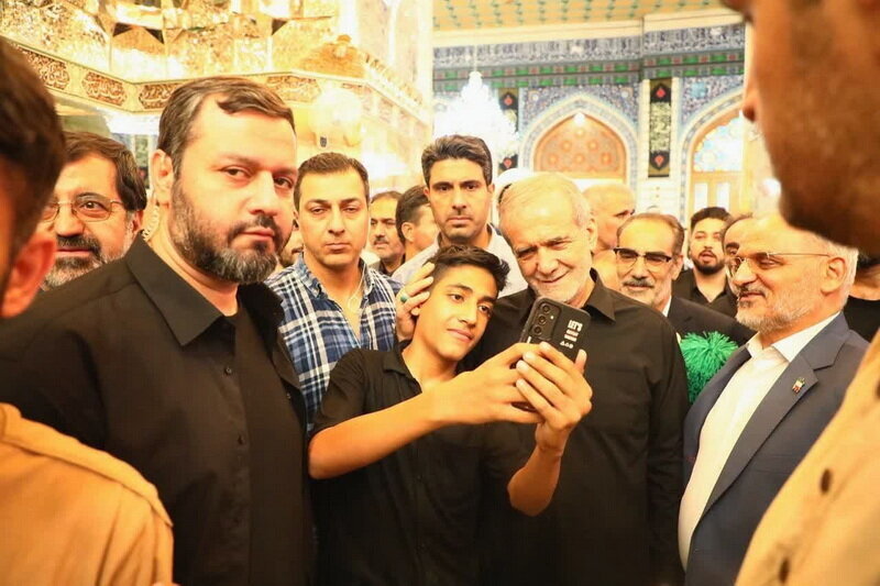 تصاویری از سفر رئیس جمهور به قم؛ از حضور در میان مردم تا حال و هوای زیارت حرم