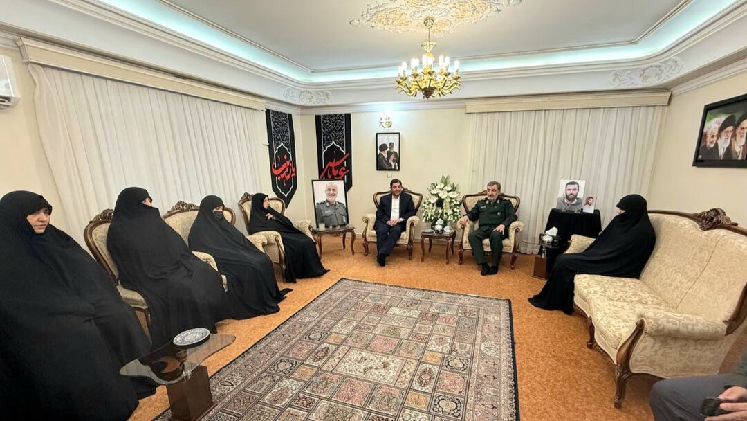 محسن رضایی با خانواده شهیدان سلامی و رشید دیدار کرد + عکس