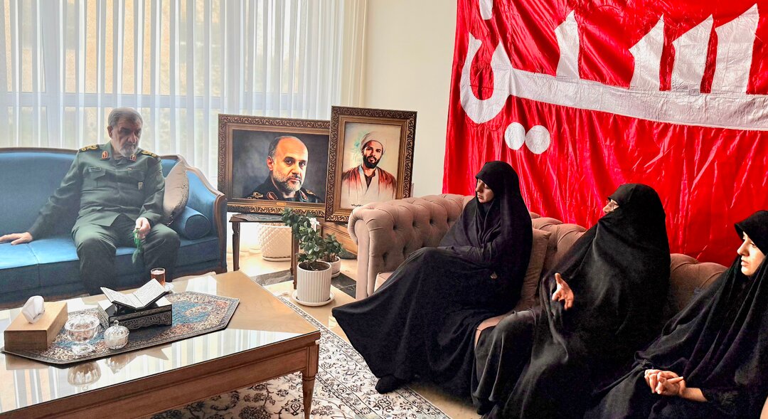 محسن رضایی با خانواده شهیدان سلامی و رشید دیدار کرد + عکس