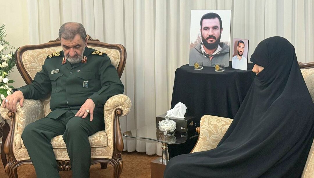 محسن رضایی با خانواده شهیدان سلامی و رشید دیدار کرد + عکس