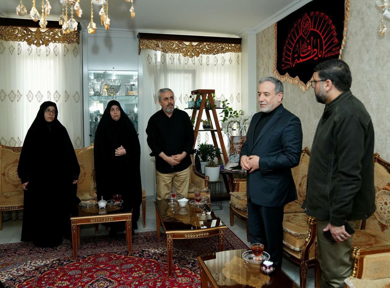 میزبانی خانواده رئیس پیشین ستاد کل نیروهای مسلح از یک وزیر دولت