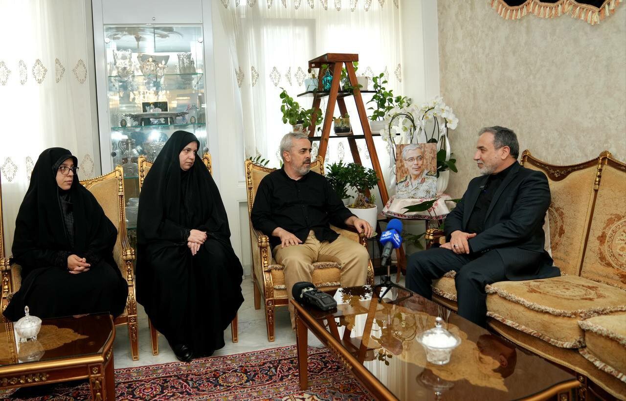 میزبانی خانواده رئیس پیشین ستاد کل نیروهای مسلح از یک وزیر دولت