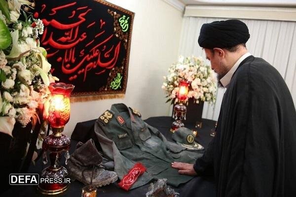 تصویر سیدحسن خمینی در کنار لباس نظامی سردار سلامی که در لحظه شهادت بر تن داشت