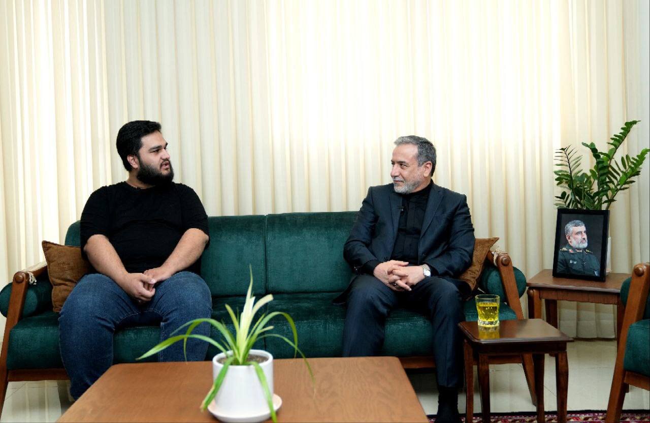 دیدار عراقچی با خانواده شهید حاجی زاده/ تبریک و تسلیت وزیر امور خارجه به خانواده فرمانده نیروی هوافضای سپاه + تصاویر