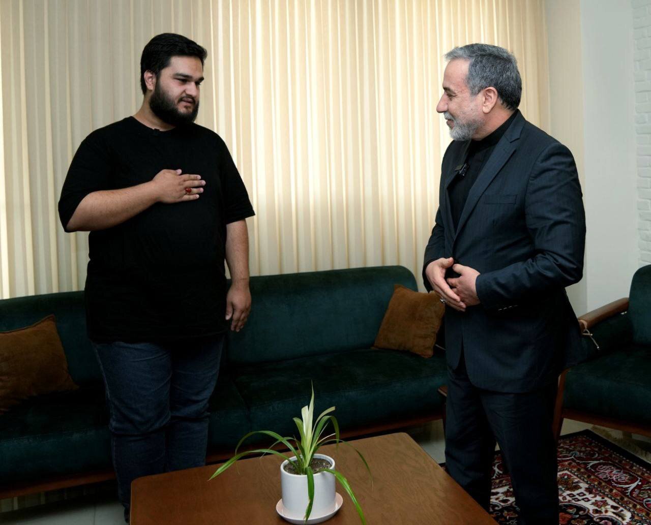 دیدار عراقچی با خانواده شهید حاجی زاده/ تبریک و تسلیت وزیر امور خارجه به خانواده فرمانده نیروی هوافضای سپاه + تصاویر