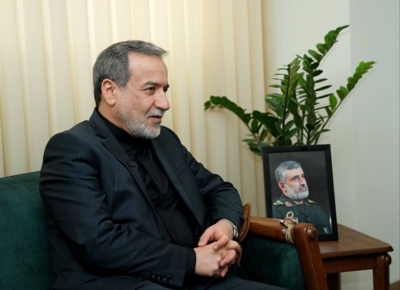 دیدار عراقچی با خانواده شهید حاجی زاده/ تبریک و تسلیت وزیر امور خارجه به خانواده فرمانده نیروی هوافضای سپاه + تصاویر