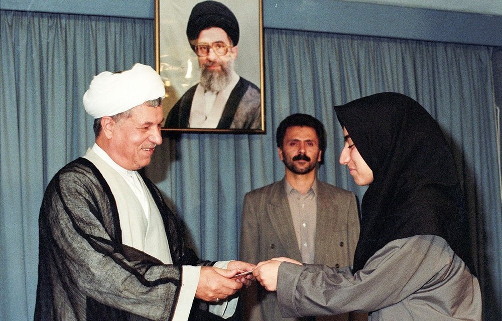 عکس/ مریم میرزاخانی در حال دریافت لوح تقدیر از هاشمی رفسنجانی + جزئیات