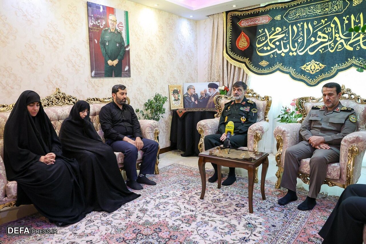 دیدار فرمانده فراجا با خانواده شهید شادمانی/ خاطره رادان درباره آخرین صحبت با فرمانده قرارگاه مرکزی خانم النبیاء چه بود + تصاویر