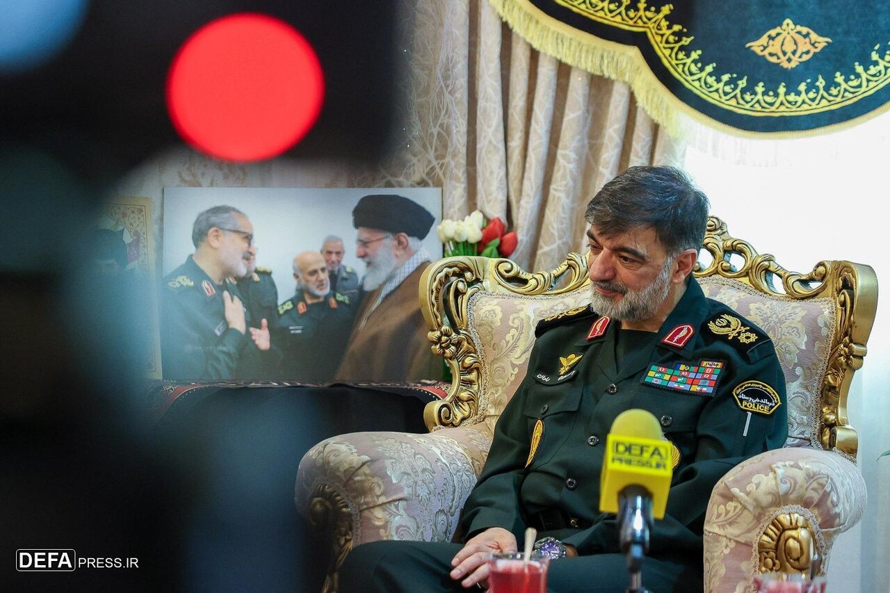 دیدار فرمانده فراجا با خانواده شهید شادمانی/ خاطره رادان درباره آخرین صحبت با فرمانده قرارگاه مرکزی خانم النبیاء چه بود + تصاویر