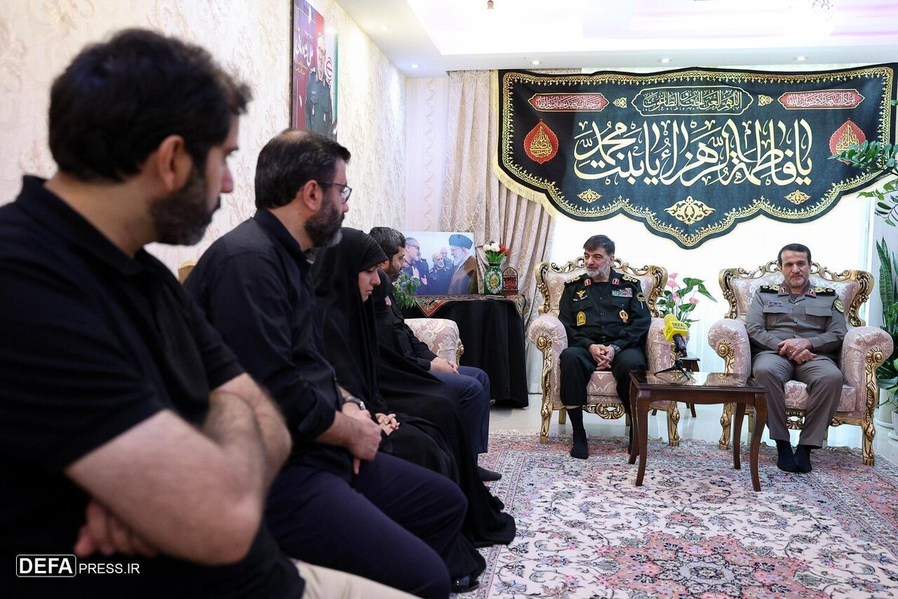 دیدار فرمانده فراجا با خانواده شهید شادمانی/ خاطره رادان درباره آخرین صحبت با فرمانده قرارگاه مرکزی خانم النبیاء چه بود + تصاویر