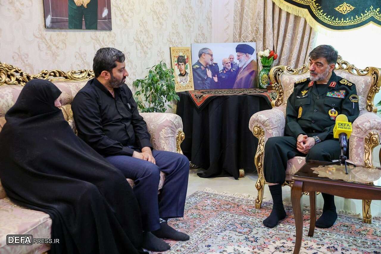 دیدار فرمانده فراجا با خانواده شهید شادمانی/ خاطره رادان درباره آخرین صحبت با فرمانده قرارگاه مرکزی خانم النبیاء چه بود + تصاویر