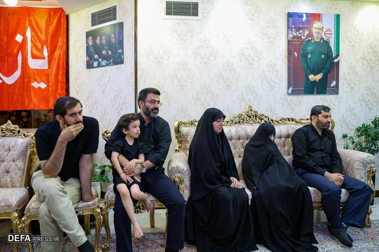 دیدار فرمانده فراجا با خانواده شهید شادمانی/ خاطره رادان درباره آخرین صحبت با فرمانده قرارگاه مرکزی خانم النبیاء چه بود + تصاویر