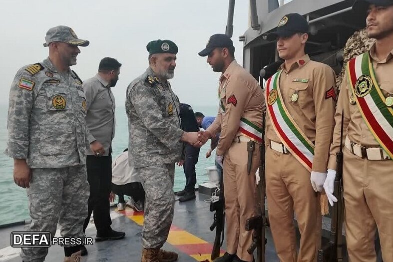 بازدید امیر ایرانی از شناورهای ارتش در تنگه هرمز و خلیج فارس + عکس