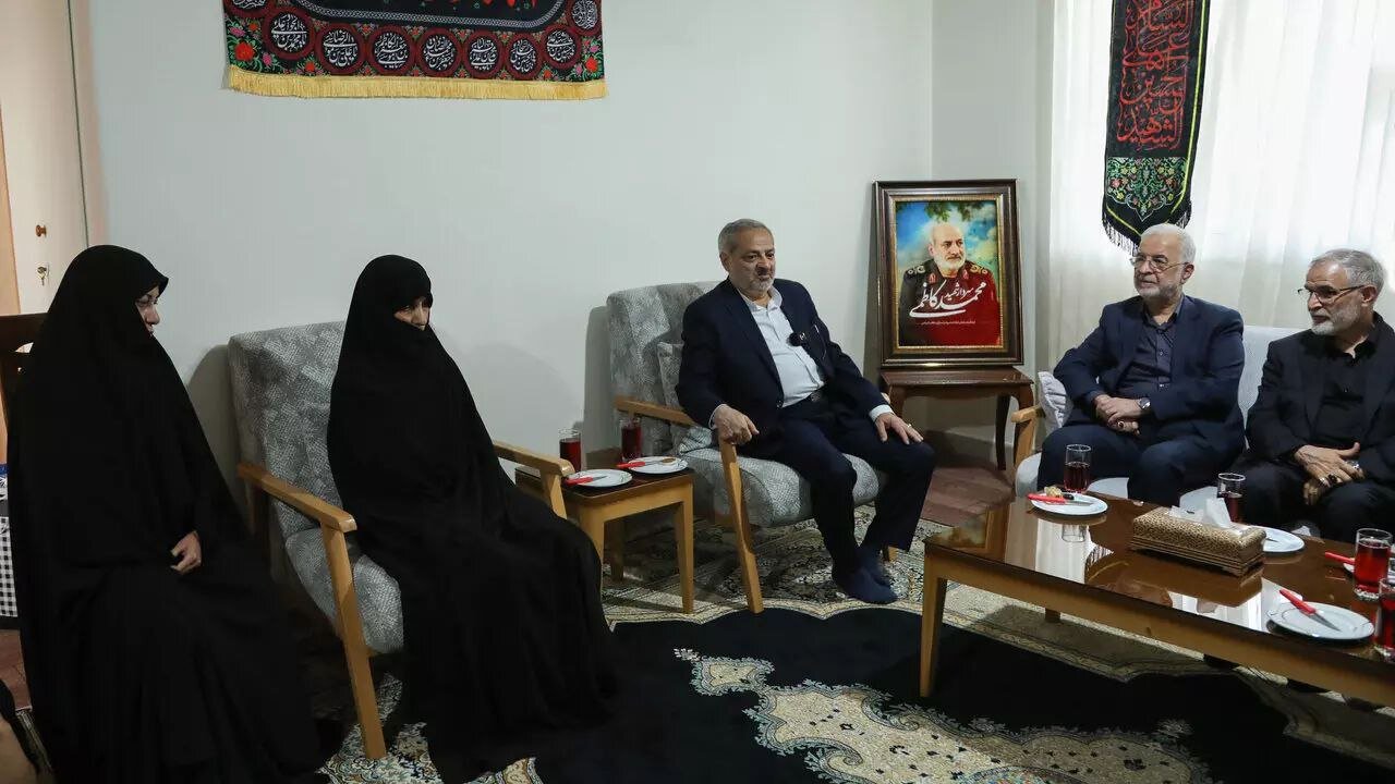 اولین تصاویر از دیدار وزیر کشور با خانواده شهیدان حاجیزاده و کاظمی/ توصیف وزیر کشور از روحیه و رویه رئیس پیشین سازمان اطلاعات سپاه