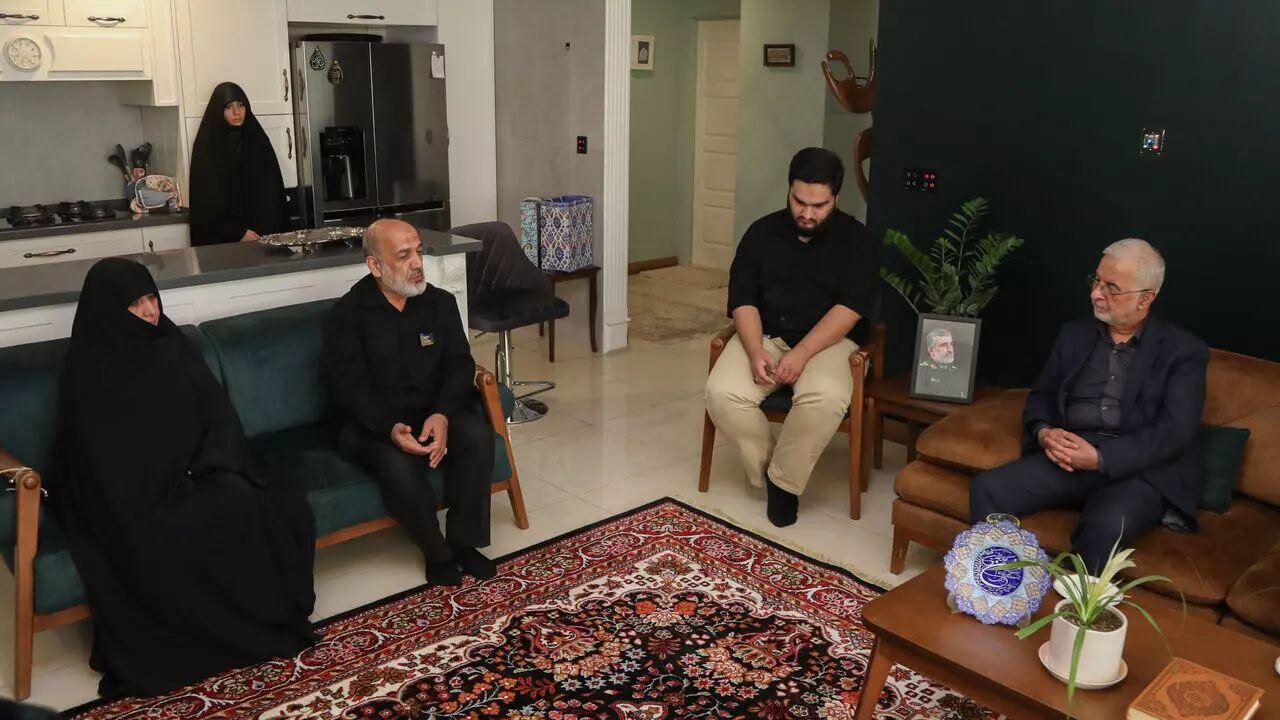 اولین تصاویر از دیدار وزیر کشور با خانواده شهیدان حاجیزاده و کاظمی/ توصیف وزیر کشور از روحیه و رویه رئیس پیشین سازمان اطلاعات سپاه