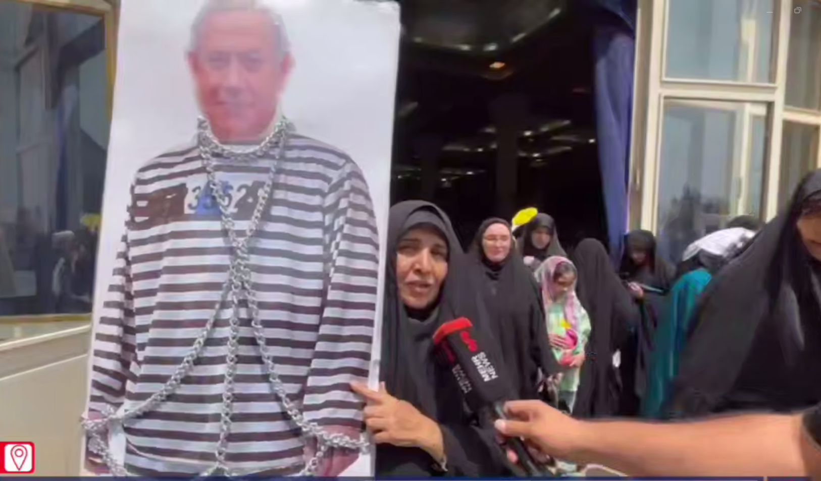 نتانیاهو در مصلای امام خمینی(ره) تهران به زنجیر کشیده شد! +تصویر