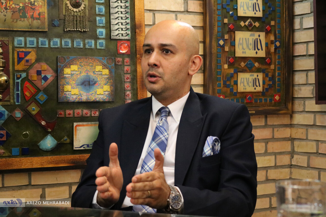 هشدار یک اقتصاددان درباره مکانیزم ماشه/ مولوی: بدون رفع تحریم، اقتصاد ایران در باتلاق رکود و تورم غرق میشود