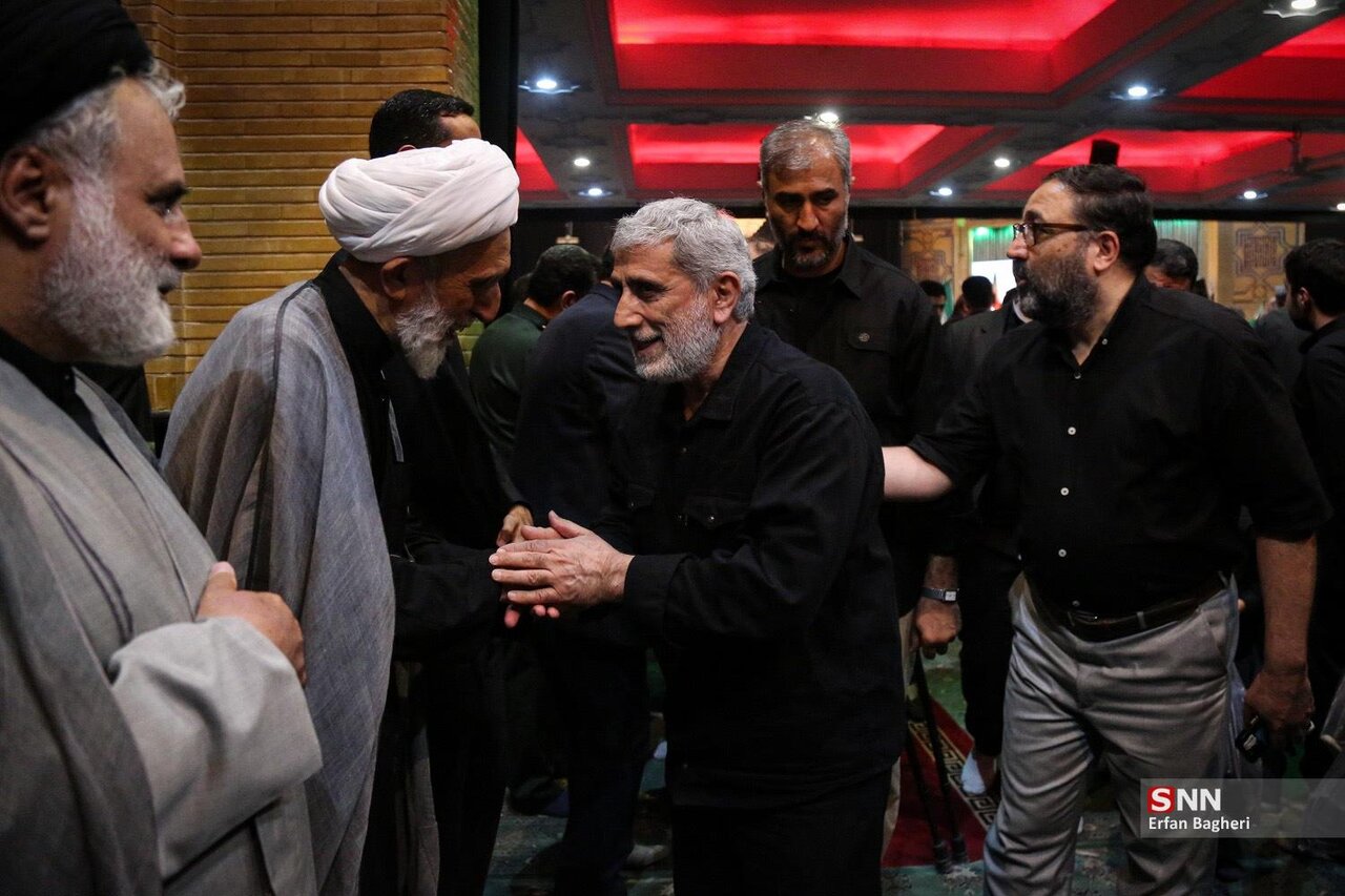 خوش و بش سردار قاآنی و اسماعیل کوثری/ برادران طائب هم بودند/ تصاویری از مراسم چهلم شهید سرلشکر محققی