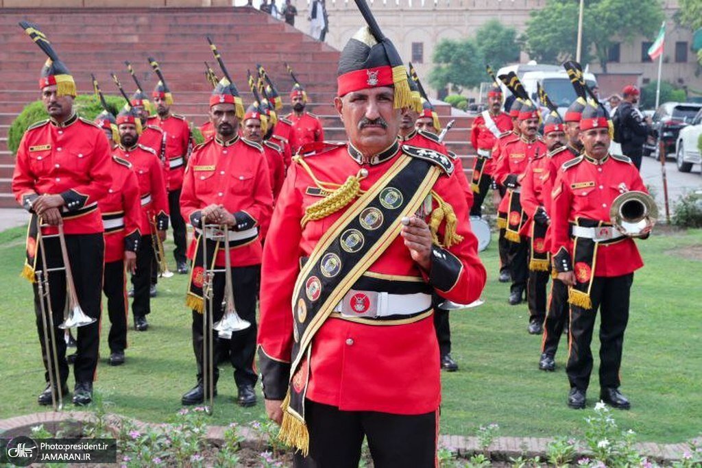 تصاویر رئیس جمهوری در آرامگاه اقبال لاهوری/ دختر پزشکیان هم بود/ کدام وزرای دولت در عکس یادگاری حضور داشتند؟