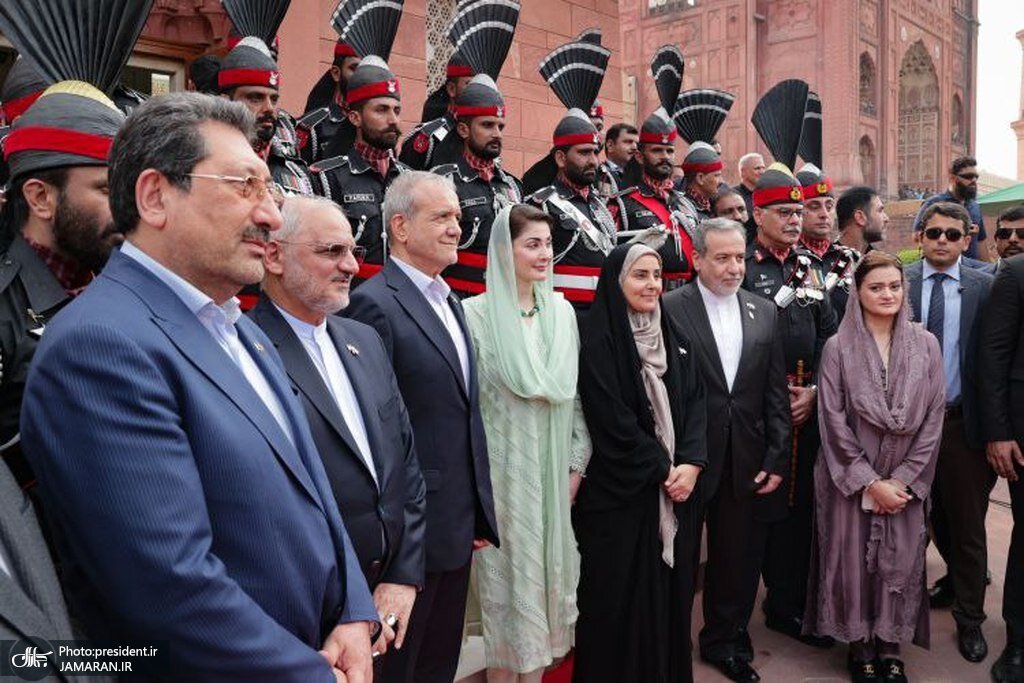 تصاویر رئیس جمهوری در آرامگاه اقبال لاهوری/ دختر پزشکیان هم بود/ کدام وزرای دولت در عکس یادگاری حضور داشتند؟