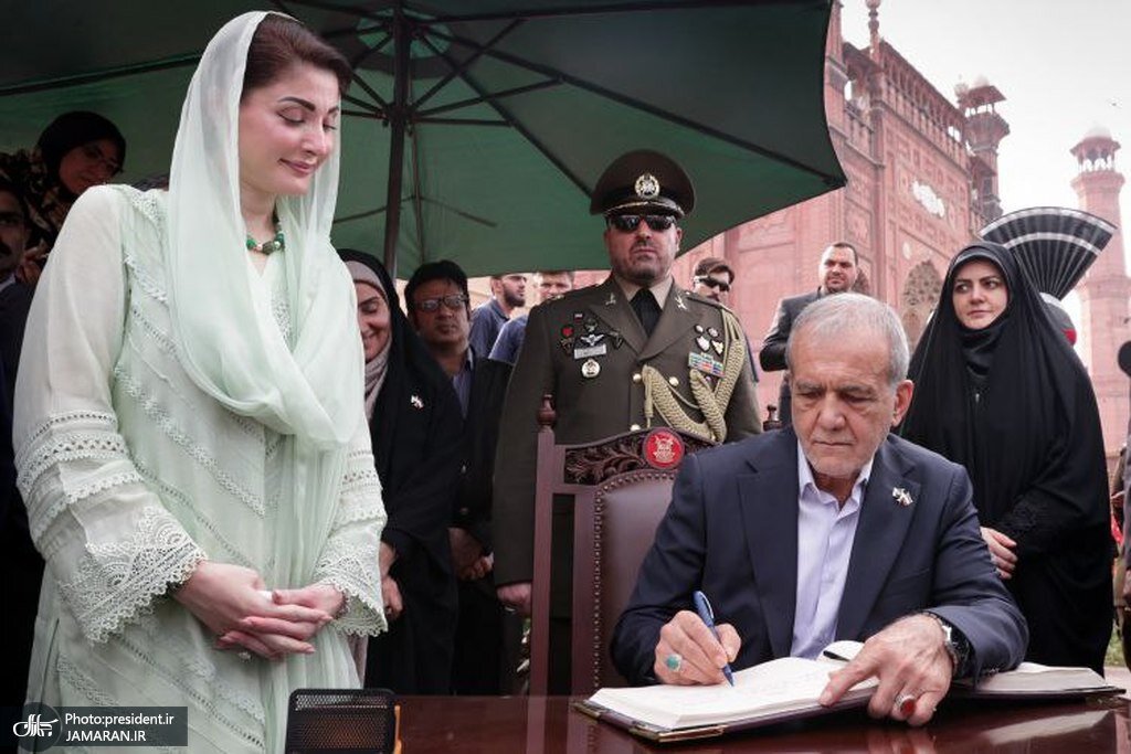 تصاویر رئیس جمهوری در آرامگاه اقبال لاهوری/ دختر پزشکیان هم بود/ کدام وزرای دولت در عکس یادگاری حضور داشتند؟