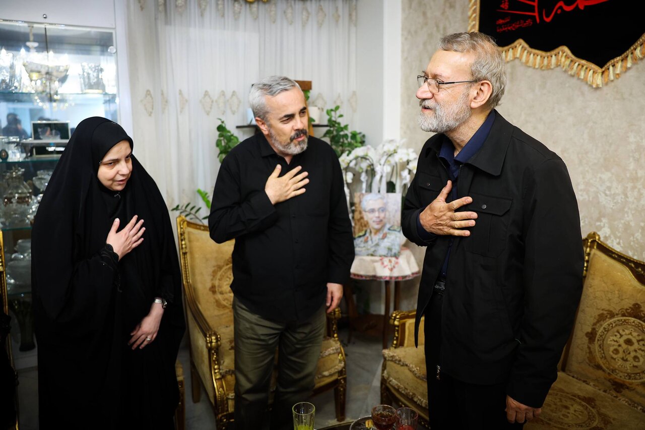 دیدار علی لاریجانی با خانواده شهید باقری + تصاویر