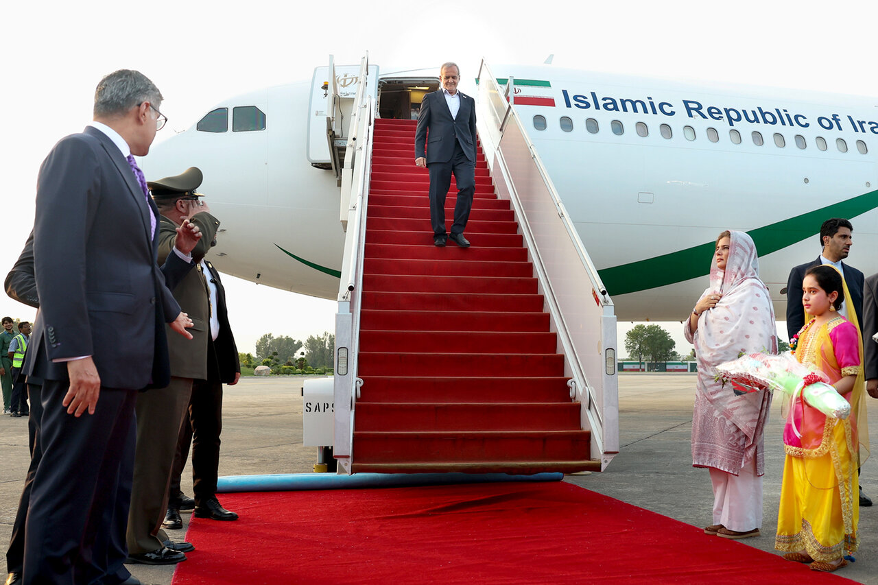 تصاویری از پزشکیان در فرودگاه اسلام آباد/ استقبال نخست وزیر پاکستان از رئیس جمهوری پای پلههای هواپیما