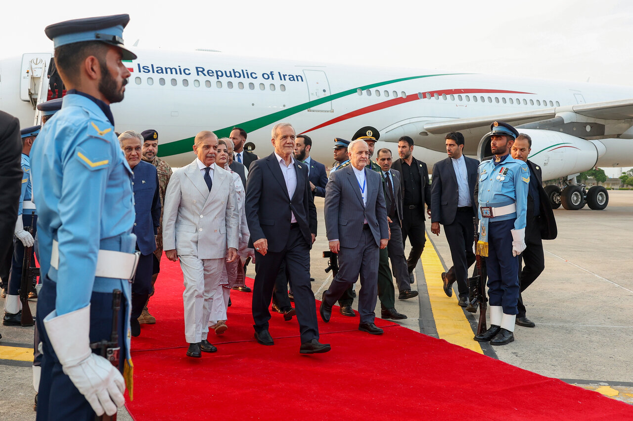 تصاویری از پزشکیان در فرودگاه اسلام آباد/ استقبال نخست وزیر پاکستان از رئیس جمهوری پای پلههای هواپیما