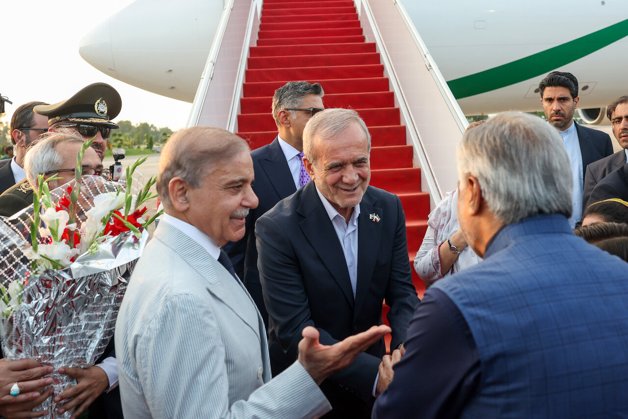 تصاویری از پزشکیان در فرودگاه اسلام آباد/ استقبال نخست وزیر پاکستان از رئیس جمهوری پای پلههای هواپیما