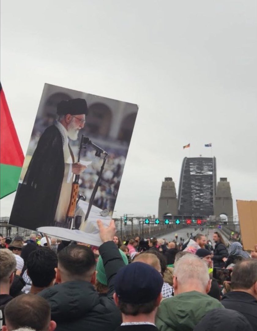 چرا عکس‌های شهید عباسی و رهبر انقلاب در این تظاهرات در استرالیا در دست گرفته شد + تصاویر