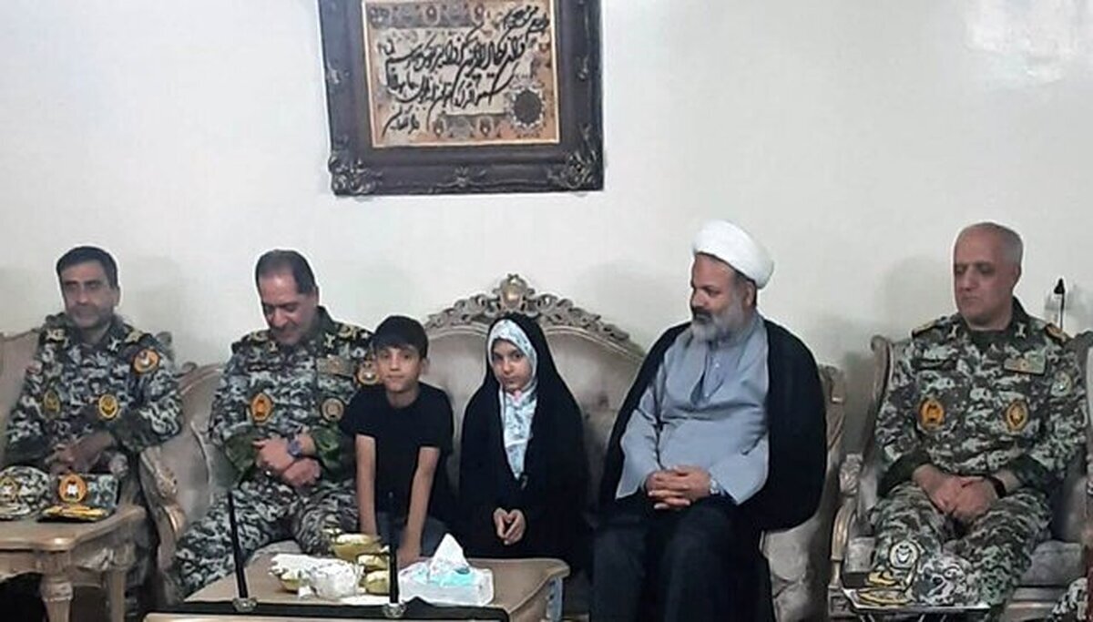 دیدار امیر صباحی فرد با خانواده یکی از شهدای ارتش که قهرمان ورزشی بود + تصویر فرزندان شهید