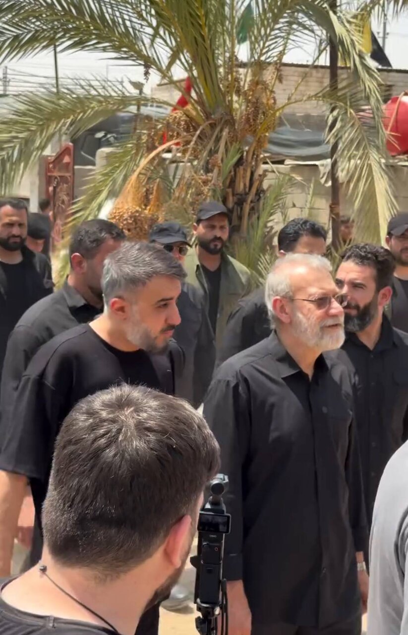 همراهی مداحی معروف با علی لاریجانی در مسیر کربلا + تصاویر
