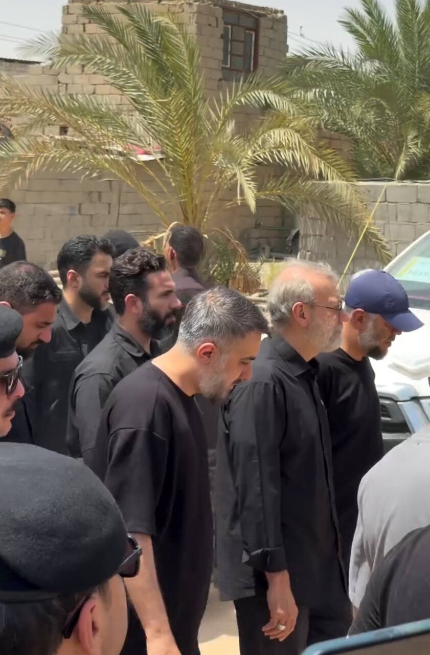 همراهی مداحی معروف با علی لاریجانی در مسیر کربلا + تصاویر