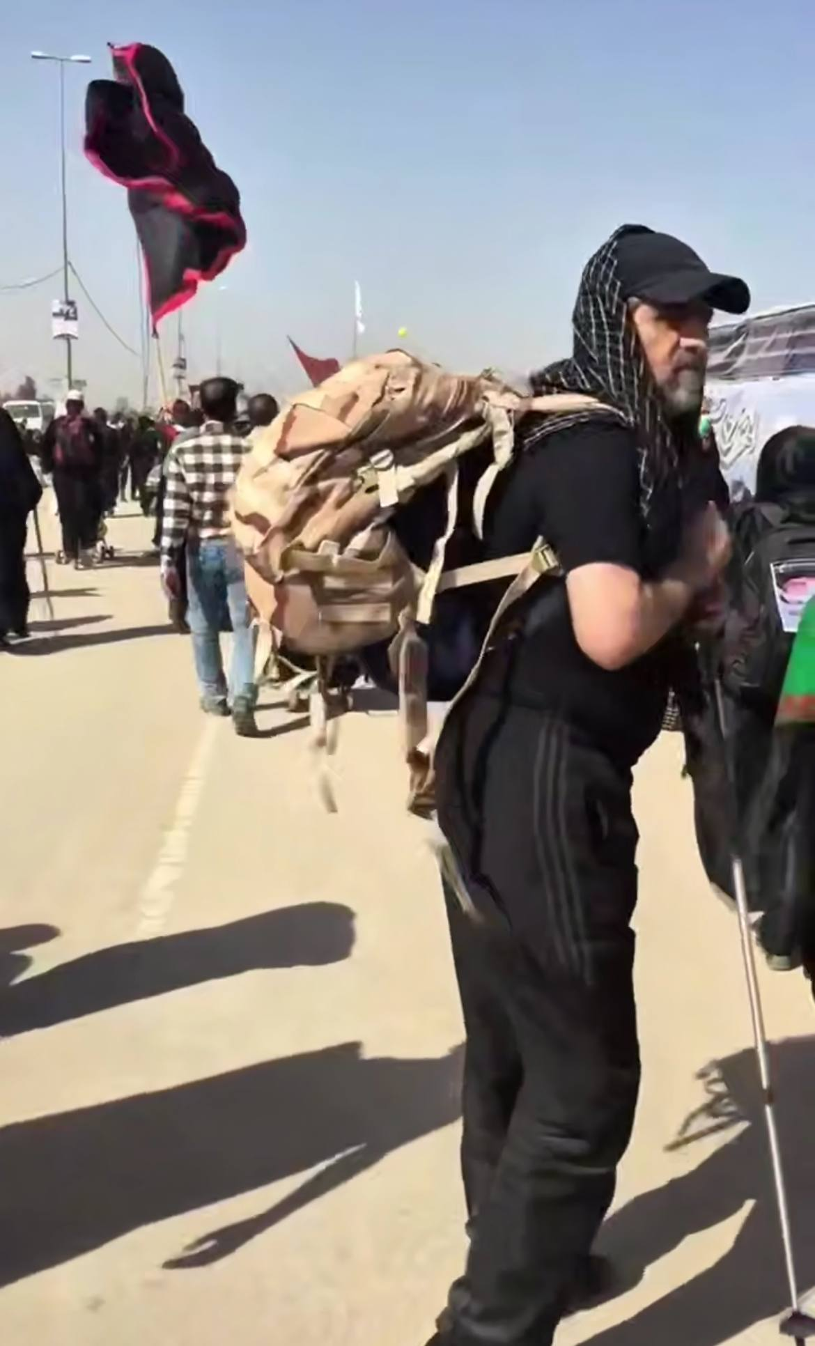 تصاویری از حضور حاج رمضان در پیاده‌روی اربعین/ شهید ایزدی مسئول کدام بخش از نیروی قدس بود؟