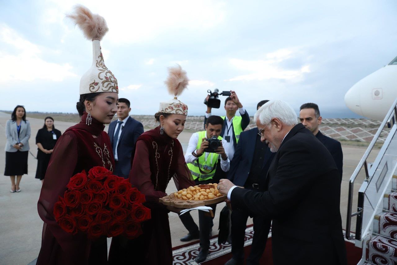 استقبال ویژه زنان قرقیزستان با لباس سنتی از عارف + تصویر