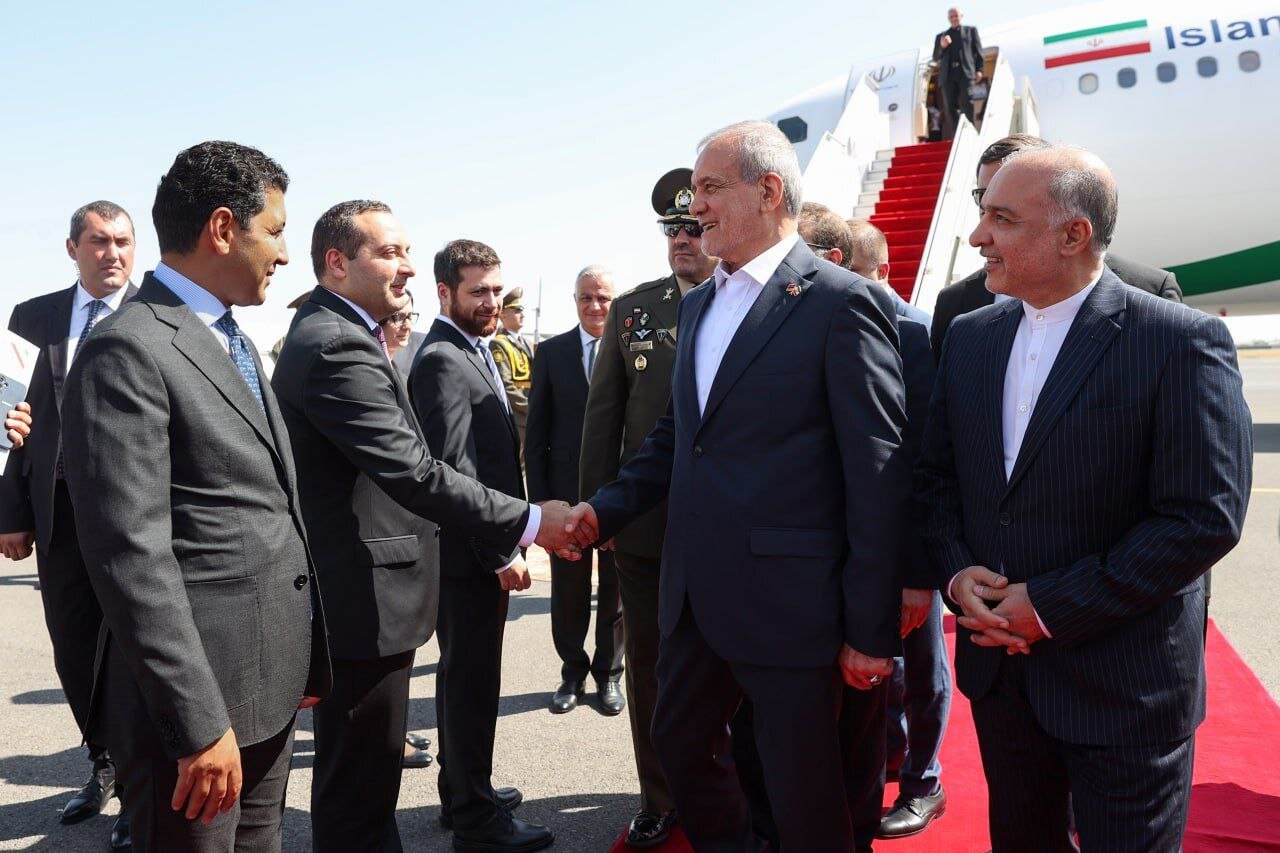 استقبال از پزشکیان در ارمنستان/ تیپ متفاوت رییس جمهور در بدو ورود به ایروان + تصاویر