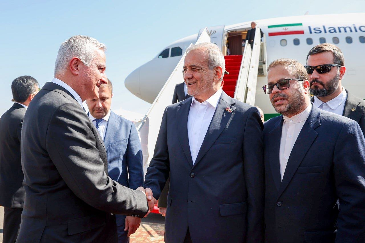 استقبال از پزشکیان در ارمنستان/ تیپ متفاوت رییس جمهور در بدو ورود به ایروان + تصاویر