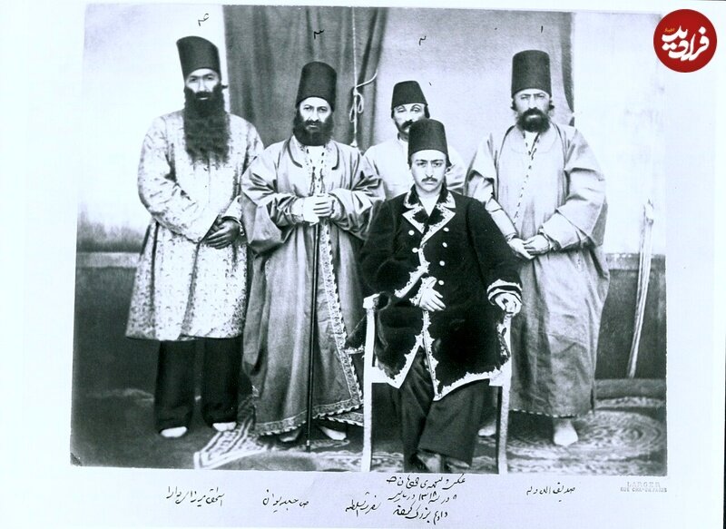 عکس ولیعهدی خودمان است که در پاریس دادیم بزرگ کردند