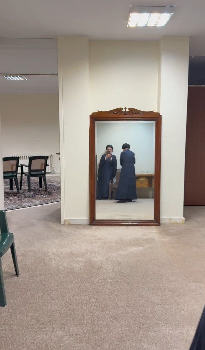 ابطحی و موسوی خوئینی در آینه در پاریس/موسوی خوئینی: آقای ابطحی عکس مرا از توی آینه میگیرید؟ + تصویر