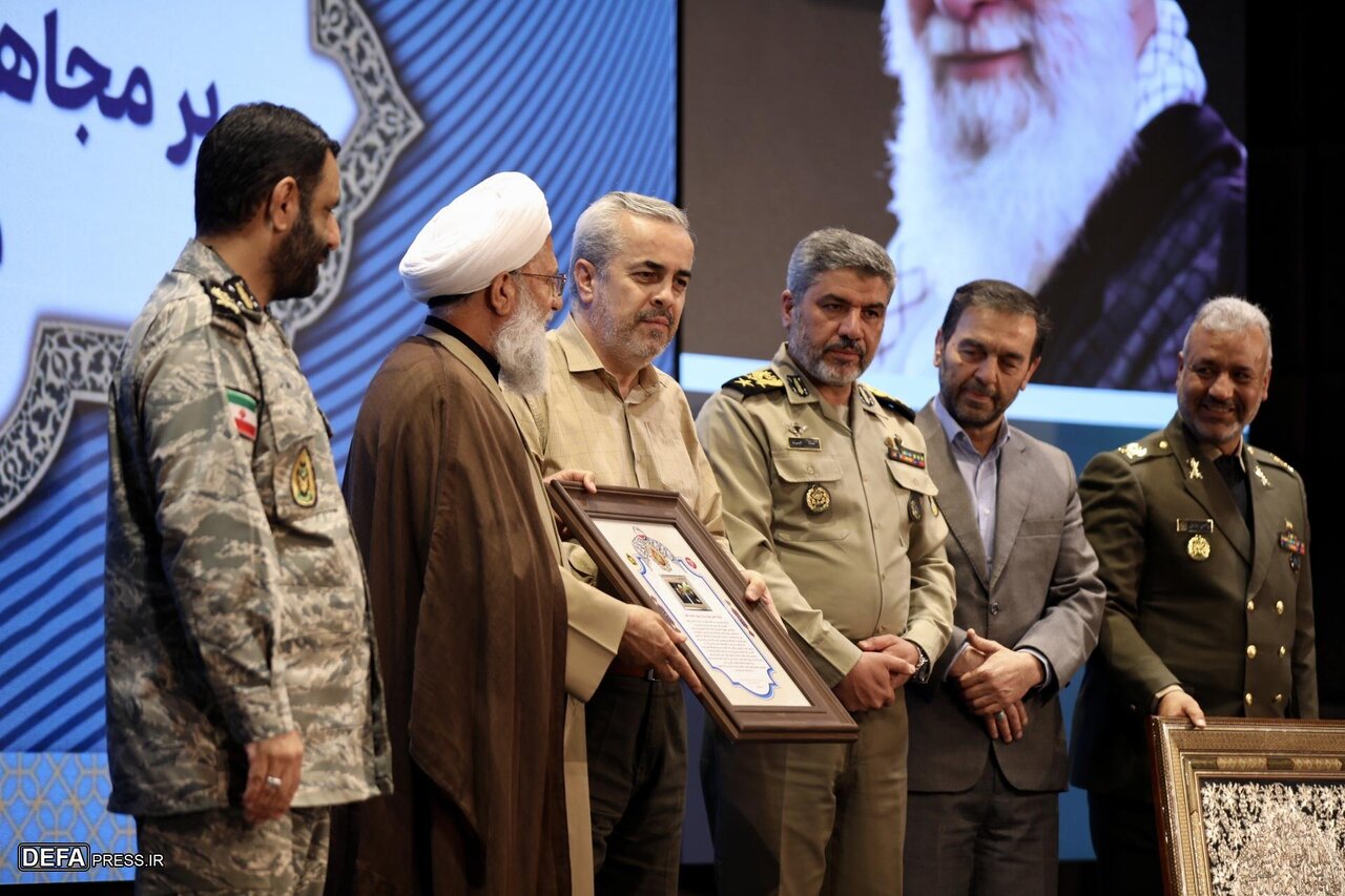 تجلیل ارتش از خبرنگاران و خانواده شهید باقری/ گرامی داشت یاد خبرنگار شهید خبرگزاری دفاع مقدس «فرشته باقری» + تصاویر