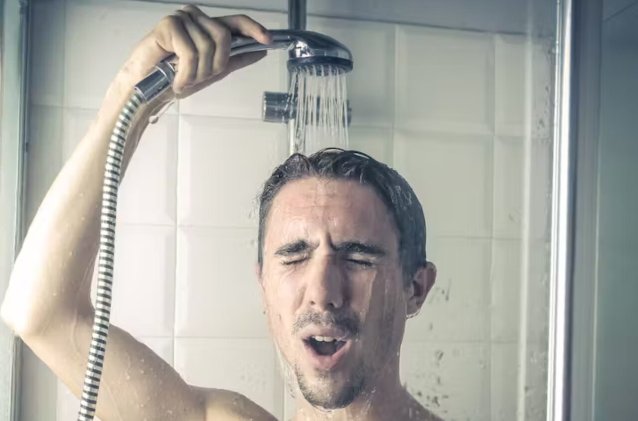 فواید و مضرات دوش آب گرم در برابر آب سرد